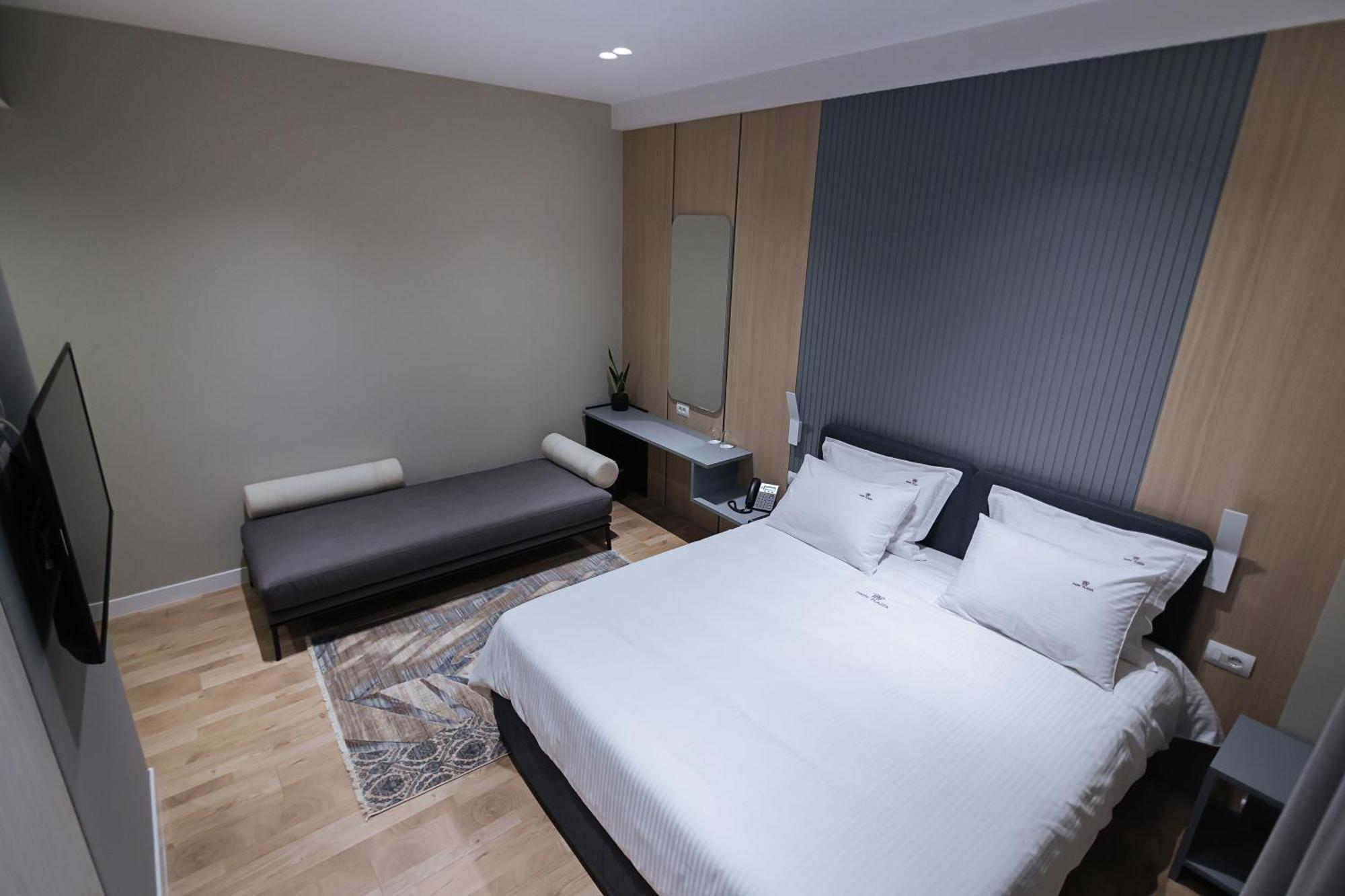 Park Plazza Hotel Korce Exterior photo