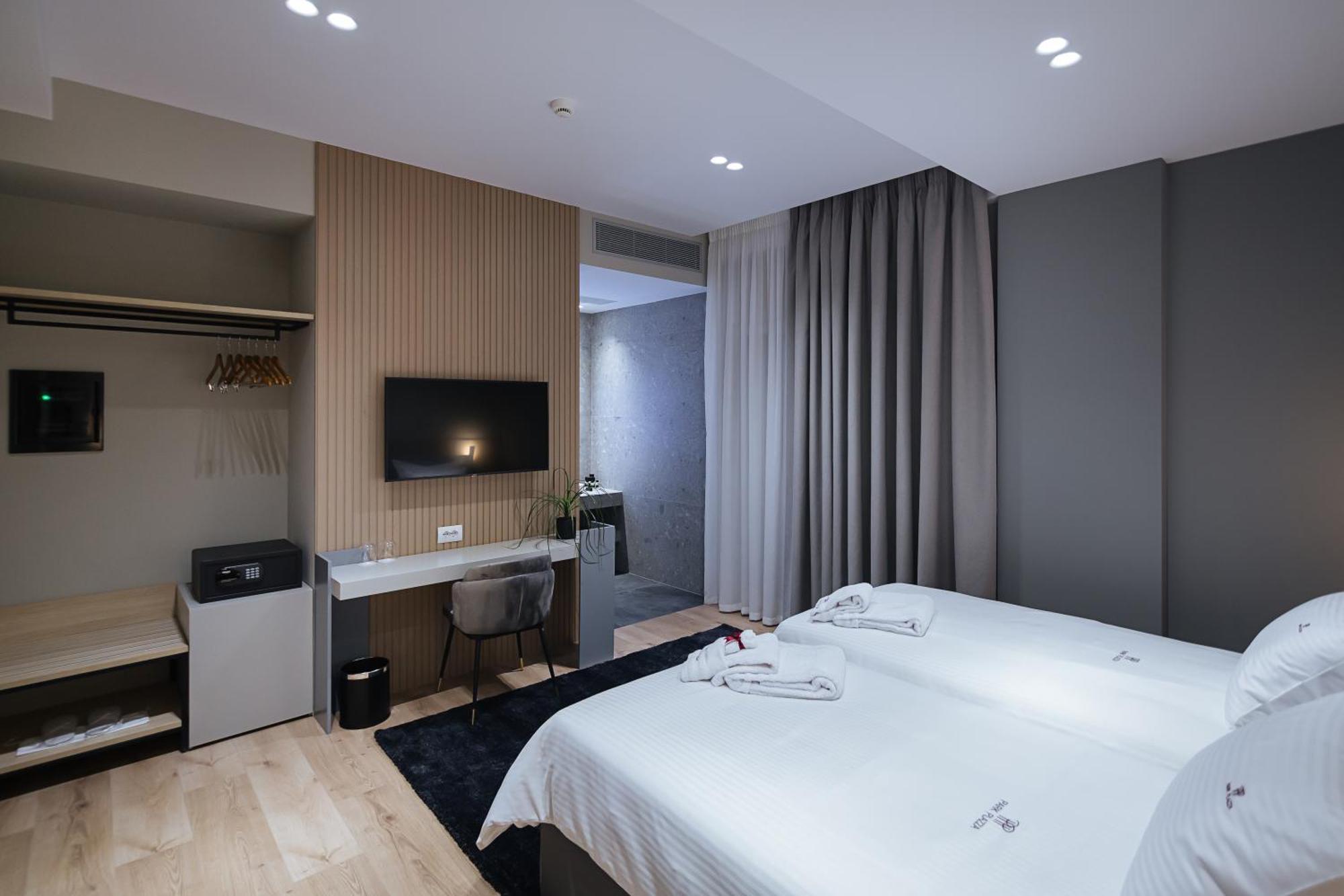 Park Plazza Hotel Korce Room photo